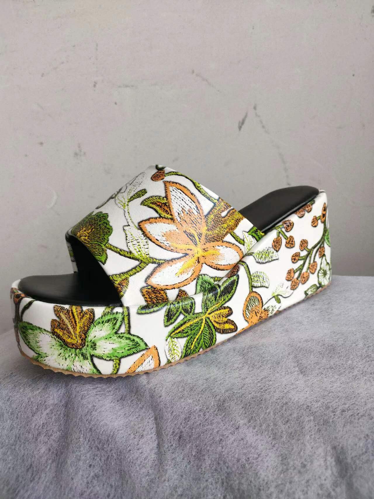 New Round Toe Wedge Embroidered Classic Embroidery Slippers For Women